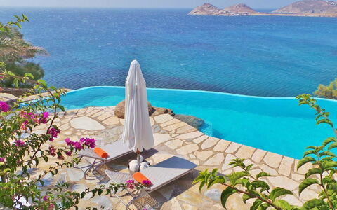 Villa Zenas with Direct Access to the Sea: Bleu, Piscine, Recours, Cotiers Et Relief Océaniques, Mer, Côte, Loisir, Eco Hôtel, Mobilier De Jardin, Tropiques