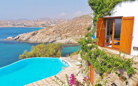 Villa Zenas with Direct Access to the Sea: Bleu, Piscine, Recours, Côte, Cotiers Et Relief Océaniques, Mer, Mobilier De Jardin, Eco Hôtel, Rive, Tropiques