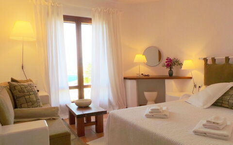 Villa Zenas with Direct Access to the Sea: Meubles, Design Intérieur, Chaise, Table, Chambre, Sol, Lit, Pièce, Recours, Throw Pillow