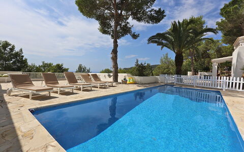 Villa Zenith: Arbre, Piscine, Ombre, Recours, Mobilier De Jardin, Ville Resort, Aménagement Paysager, Caractéristique De L'Eau, Villa, Eco Hôtel