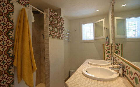 Villa Zenith: Mur, Luminaire Plomberie, Design Intérieur, Sol, Sol, Salle De Bains, Lavabo, Évier, Plafond, Pièce
