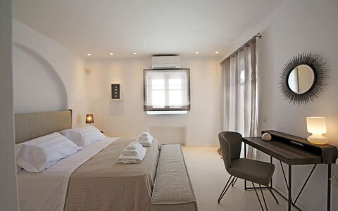 Villa Zinovia: Meubles, Design Intérieur, Lit, Mur, Chambre, Sol, Sol, Plafond, Pièce, Éclairage