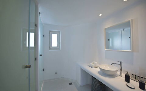 Villa Zinovia: Mur, Luminaire Plomberie, Design Intérieur, Plafond, Sol, Salle De Bains, Luminaire, Éclairage, Sol, Évier