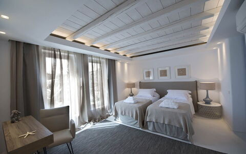 Villa Zinovia: Meubles, Design Intérieur, Lit, Chambre, Sol, Bois, Plafond, Sol, Textile, Pièce