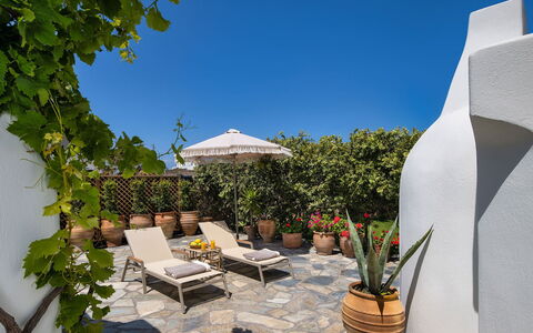 Guest House Sorokos: Pot De Fleur, Plante D'Appartement, Jardin, Dalle, Mobilier De Jardin, Aménagement Paysager, Chaise, Cour, Ombre
