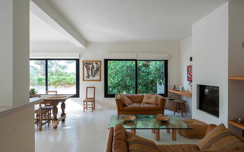 Can Blanca: Meubles, Design Intérieur, Canapé, Mur, Sol, Bois, Salon, Sol, Plafond, Pièce