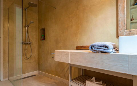 Can Blanca: Sol, Mur, Luminaire Plomberie, Sol, Salle De Bains, Design Intérieur, Plomberie, Robinet, Marron, Évier
