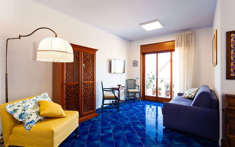 Casa Serena: Bleu, Sol, Sol, Design Intérieur, Tuile, Pièce, Tache De Bois, Parquet, Salon