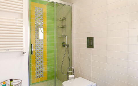 Casa Serena: Salle De Bains, Design Intérieur, Luminaire Plomberie, Sol, Mur, Sol, Toilette, Évier, Siège De Toilette, Robinet