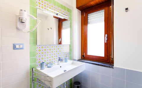 Casa Serena: Design Intérieur, Sol, Luminaire Plomberie, Sol, Salle De Bains, Plomberie, Robinet, Tuile, Plafond, Pièce