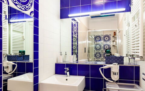 Casa Serena: Bleu, Sol, Sol, Design Intérieur, Tuile, Luminaire Plomberie, Salle De Bains, Plomberie, Mosaïque, Plafond