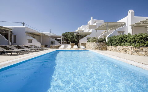 Marvi House: Hôtel, Piscine, Recours