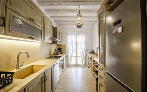 Marvi House: Design Intérieur, Comptoir, Cuisine, Sol, Bois, Cabinetry, Meubles, Sol, Plafond, Éclairage
