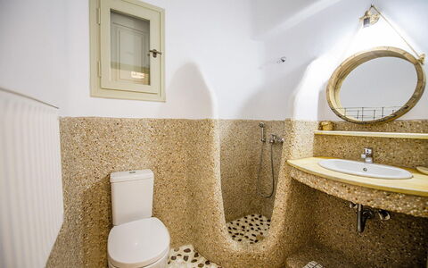 Marvi House: Salle De Bains, Luminaire Plomberie, Mur, Sol, Toilette, Siège De Toilette, Design Intérieur, Sol, Plomberie, Lavabo