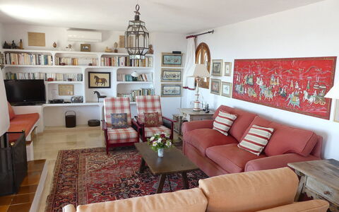 Villa Roxy: Meubles, Design Intérieur, Canapé, Mur, Sol, Salon, Bois, Pièce, Sol, Table
