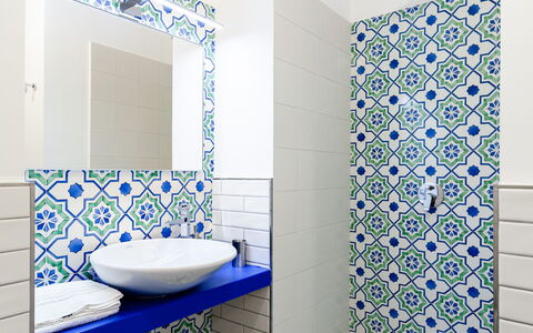 Interno Sorrentino: Bleu, Sol, Salle De Bains, Design Intérieur, Luminaire Plomberie, Sol, Tuile, Plomberie, Robinet, Pièce