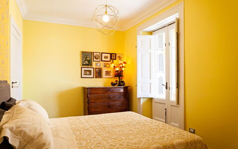 Interno Sorrentino: Jaune, Mur, Design Intérieur, Sol, Meubles, Sol, Chambre, Pièce, Domicile, Lit