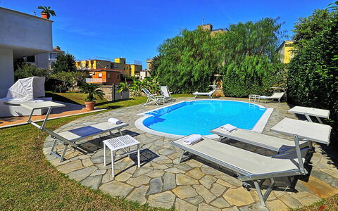 Villa Orlando: Piscine, Mobilier De Jardin, Recours, Balancelle, Chaise, Jardin, Arrière-Cour, Aménagement Paysager, Biens, Ombre