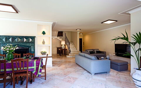Villa Orlando: Meubles, Design Intérieur, Sol, Sol, Mur, Canapé, Plafond, Bois, Salon, Pièce