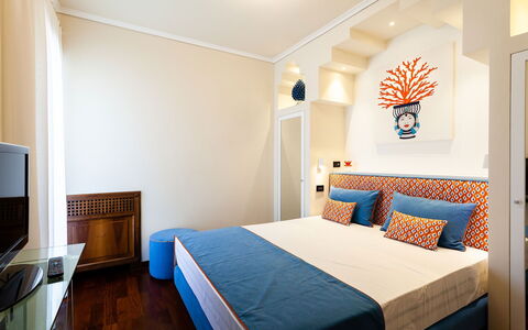 Villa Orlando: Design Intérieur, Meubles, Sol, Chambre, Lit, Sol, Bois, Pièce, Plafond, Drap De Lit