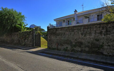 Villa Orlando: Ciel, Surface De La Route, Zone Résidentielle, Asphalte, Pente, Banlieue, Clôture, Allée, Trottoir
