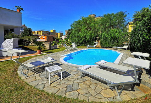 Villa Orlando: Piscine, Mobilier De Jardin, Recours, Balancelle, Chaise, Jardin, Arrière-Cour, Aménagement Paysager, Biens, Ombre