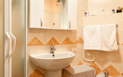 Villa Due Golfi: Design Intérieur, Sol, Sol, Bois, Luminaire Plomberie, Lavabo, Toilette, Siège De Toilette, Évier, Salle De Bains