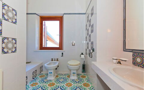 Villa Lo Capo: Bleu, Sol, Sol, Salle De Bains, Design Intérieur, Luminaire Plomberie, Tuile, Mosaïque, Robinet, Plomberie