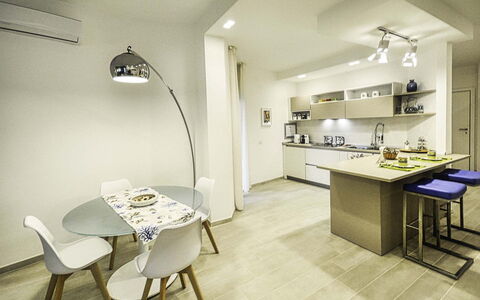 Casa Primavera: Design Intérieur, Sol, Meubles, Plafond, Sol, Bois, Comptoir, Pièce, Luminaire, Cuisine