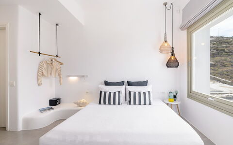 The Mykonian Castle: Chambre, Design Intérieur, Lit, Éclairage, Appartement, Throw Pillow, Linge, Meubles, Domicile, Oreiller