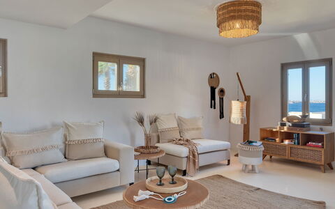 Villa Almatea: Meubles, Design Intérieur, Bois, Sol, Domicile, Salon, Canapé, Pièce, Éclairage, Sol
