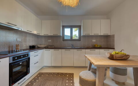 Villa Almatea: Design Intérieur, Cuisine, Meubles, Comptoir, Sol, Appareil De Cuisine, Bois, Cabinetry, Plafond, Sol