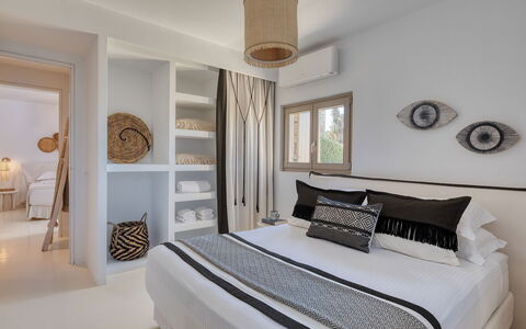 Villa Almatea: Lit, Design Intérieur, Meubles, Chambre, Literie, Bois, Plafond, Drap De Lit, Sol, Domicile