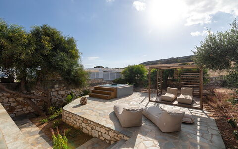 Villa Ayra: Meubles, Mobilier De Jardin, Dalle, Ombre, Jardin, Mur De Pierre, Chaise, Aménagement Paysager, Arrière-Cour, Patio