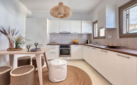 Villa Ayra: Design Intérieur, Meubles, Sol, Cuisine, Comptoir, Bois, Plafond, Sol, Luminaire, Domicile