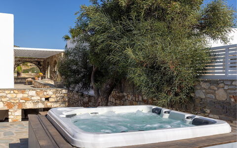 Villa Ayra: Luminaire Plomberie, Baignoire, Recours, Matériau Naturel, Piscine, Jacuzzi, Ombre, Conception, Hôtel