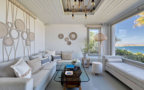 Villa Emera: Meubles, Design Intérieur, Canapé, Domicile, Sol, Table, Appartement, Salon, Plafond, Pièce