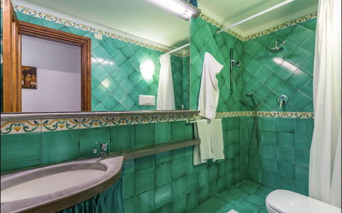 Villa Olivia: Design Intérieur, Sol, Sol, Luminaire Plomberie, Robinet, Tuile, Plomberie, Salle De Bains, Tache De Bois, Lavabo