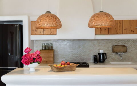 Villa Joy: Meubles, Cuisine, Comptoir, Design Intérieur, Bois, Luminaire, Cabinetry, Sol, Éclairage, Appareil De Cuisine