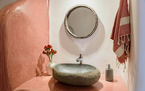 Villa Joy: Céramique, Luminaire Plomberie, Matériau Naturel, Porcelaine, Robinet, Plomberie, Salle De Bains, Poterie, Évier, Life Photographie