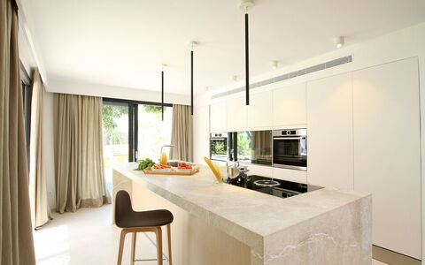 Villa Amaranta: Design Intérieur, Sol, Comptoir, Meubles, Cuisine, Sol, Mur, Bois, Luminaire, Plafond