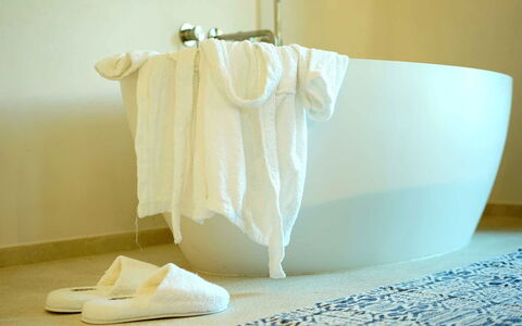 Villa Amaranta: Baignoire, Linge, Salle De Bains, Plomberie, Luminaire Plomberie, Rideau, Serviette