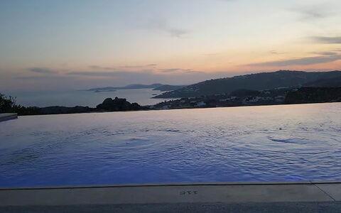 Villa Elmas: Bleu, Horizon, Piscine, Crépuscule, Chaîne De Montagnes, Soirée, Du Son, Crête, Tropiques