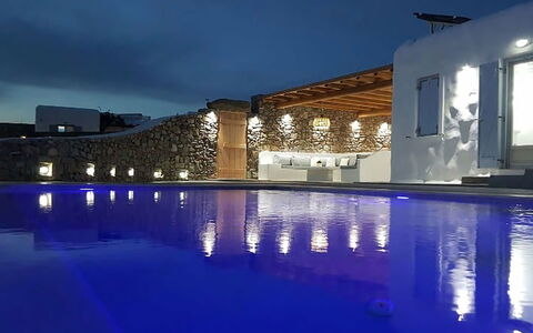 Villa Elmas: Bleu, Piscine, Recours, Villa, Hôtel, Ville Resort, Nuit, Caractéristique De L'Eau
