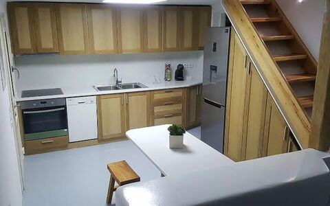 Villa Elmas: Sol, Bois, Meubles, Sol, Design Intérieur, Cabinetry, Comptoir, Cuisine, Plafond, Placard