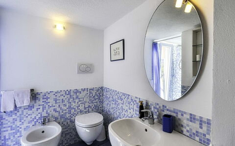 Casa Lubrense: Bleu, Sol, Luminaire Plomberie, Sol, Salle De Bains, Design Intérieur, Tuile, Plomberie, Robinet, Composite