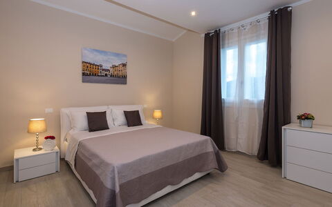 Villa Monsummano: Meubles, Design Intérieur, Sol, Sol, Lit, Chambre, Bois, Pièce, Textile, Drap De Lit