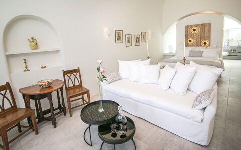 Caldera Suite: Meubles, Design Intérieur, Mur, Canapé, Sol, Sol, Domicile, Salon, Éclairage, Appartement