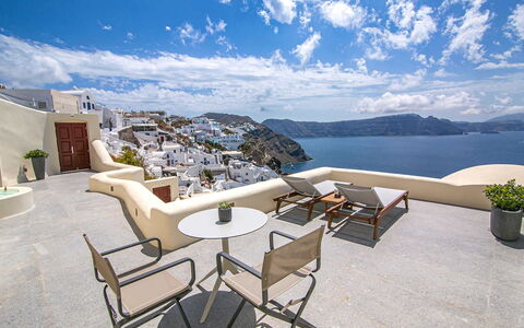 Volcano Suite: Chaise, Balcon, Hôtel, Recours, Plante D'Appartement, Villa, Table Basse