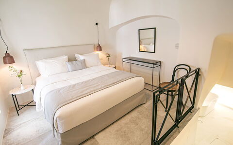 Kameni: Mur, Design Intérieur, Meubles, Sol, Sol, Chambre, Lit, Cadre De Lit, Linge, Literie